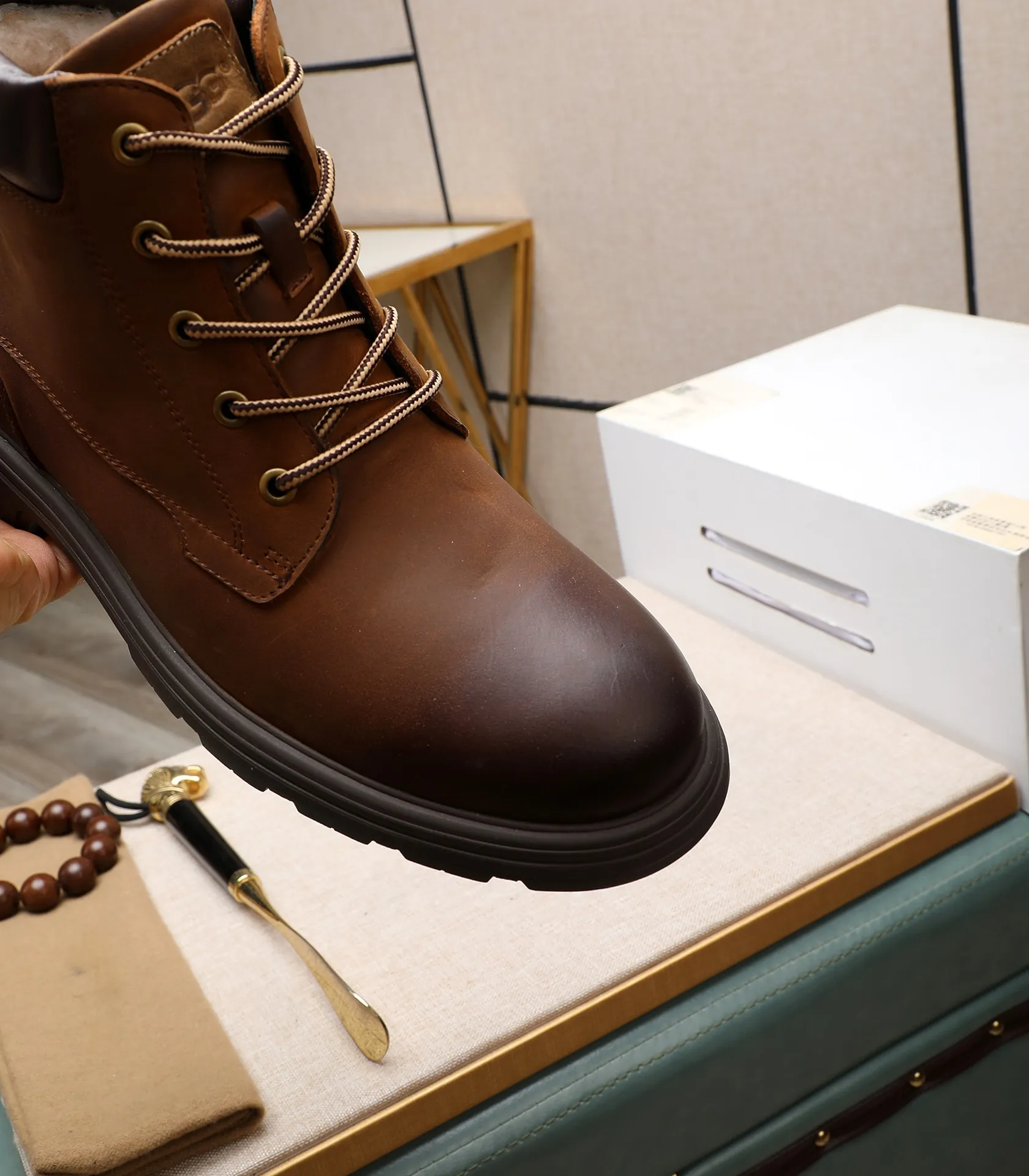 Men's men's shoes💰640 UGG (100% genuine wool lining, 10% off for fake ones) Please pay attention to the quality of the original order and compare the thickness of the wool🏮🏮Hot-selling UGG from Australia's warm luxury brand men's shoes, the official website is synchronized, Beckham men's style..., made of imported top-layer waxed cowhide, waxed toe cap, Australian real wool velvet lining Carefully sewn...Imported rubber Martin boots outsole (comfortable, soft and wear-resistant). I really like the quality..Exquisite workmanship. You can't put it down at first sight. Size 39-44